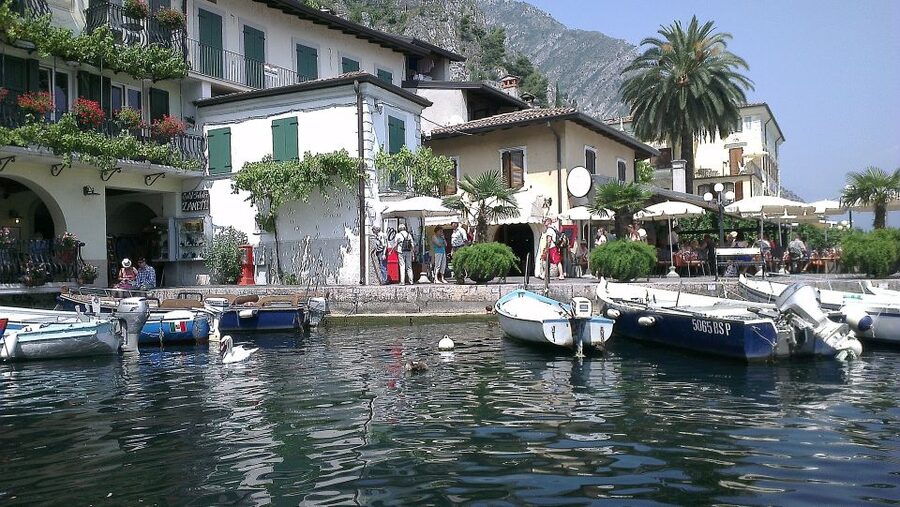 Full-Day Lake Garda Tour: Bus & Public Boat with Guide - Monday route: Salò to Sirmione, then Lazise on foot