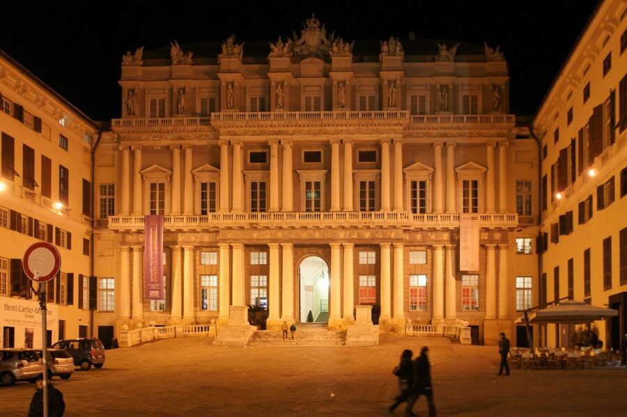 Genoa: 2-Hour Guided Walking Tour of the Historical Center - What the bilingual guide experience feels like in practice