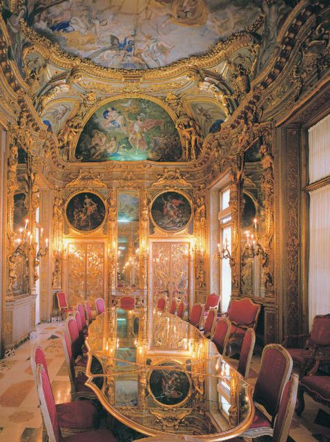 Guided Tour of Rolli Palaces UNESCO Site, Genoa - Palazzo Imperiale: grand stairs, big scale, and how the building breathes