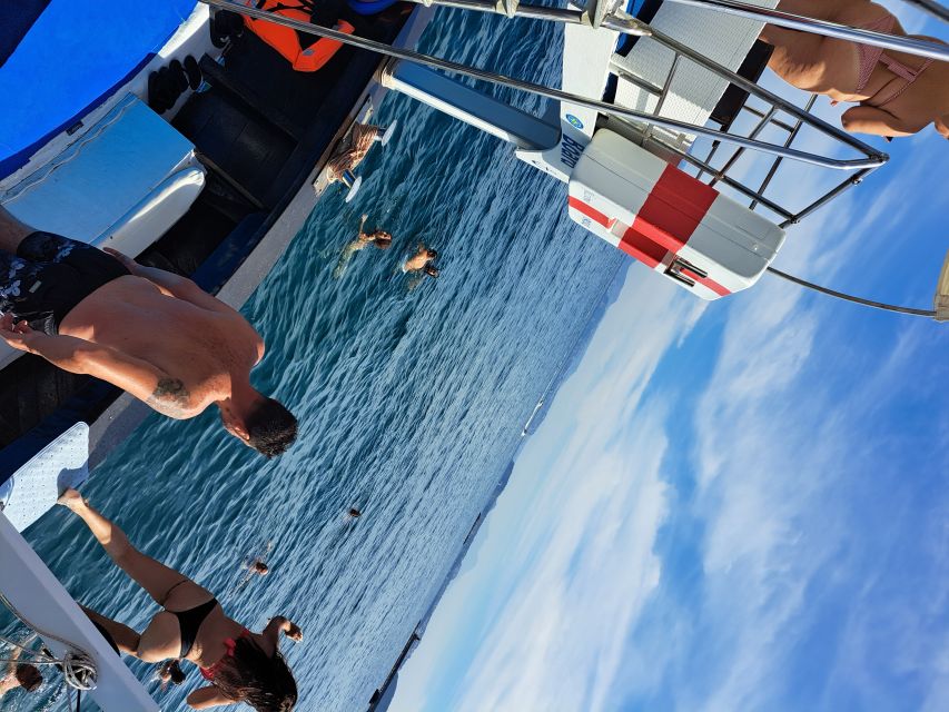 Ischia: Island Boat Tour with Neapolitan Lunch & Snorkeling - Food and drinks: bruschetta, Neapolitan lunch, and a very real wine setup