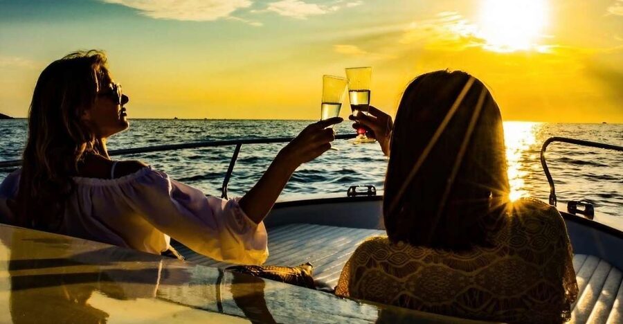 La Spezia: Sunset Boat Tour with Aperitivo and Snacks - Finding the boat at Porto Mirabello, without stress