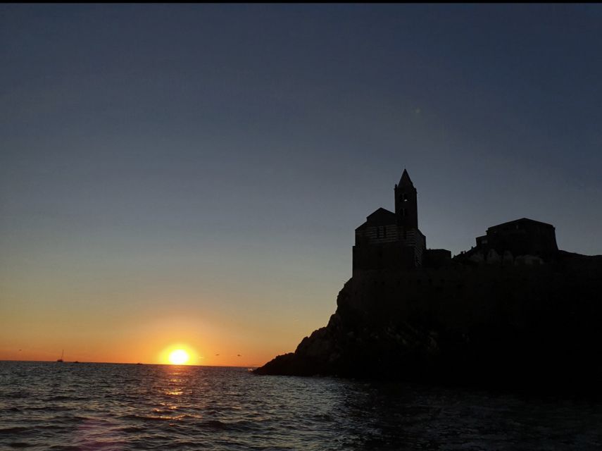 La Spezia: Sunset Boat Tour with Aperitivo and Snacks - Golden Hour at sea, and what makes it different here