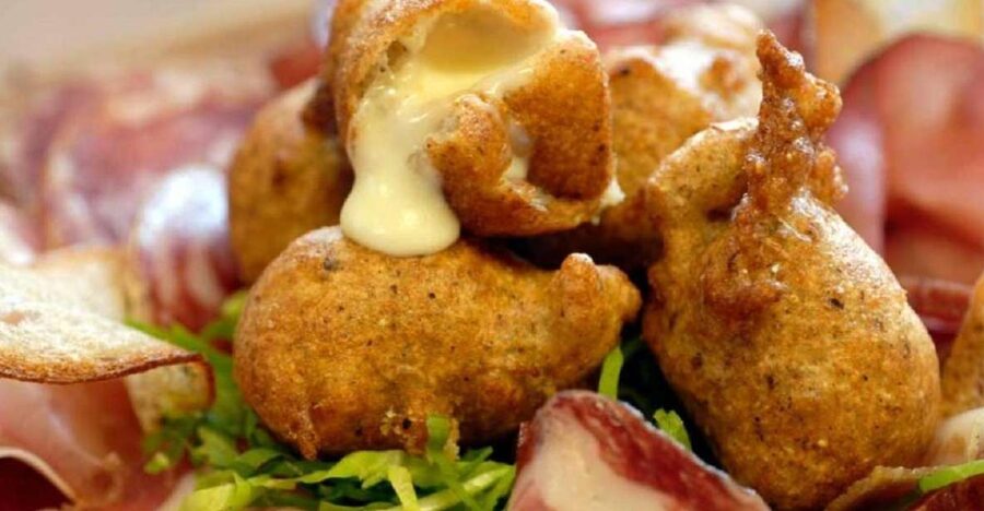 Lake Como: Food Walking Tour - Piazza Duomo meetup: getting your bearings fast