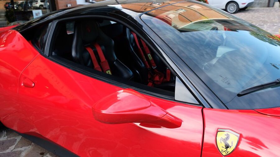 Maranello: Test Drive Ferrari 458 - The Ferrari 458 Italia Moment: 570 CV, Real Acceleration, Real Sound