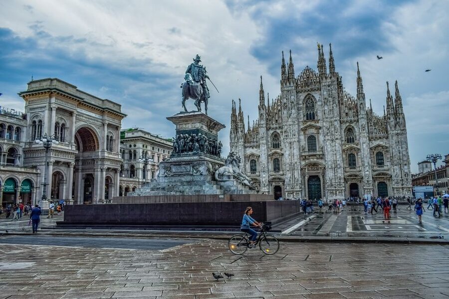 Milan by Night 2-Hour Walking Tour - La Scala after Dark: From theatre glamour to city intrigue