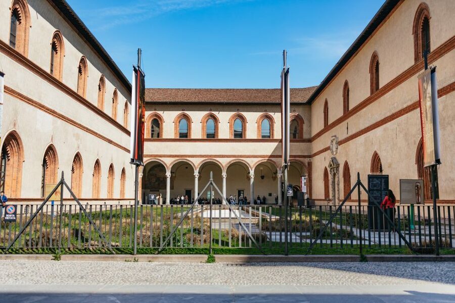 Milan: Da Vinci's Last Supper and Guided Walking Tour - Piazza della Scala, La Scala area, and the view moment