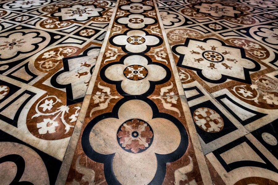Milan Duomo and Rooftop 2-Hour Guided Tour - Finding your guide under the Mondadori arches