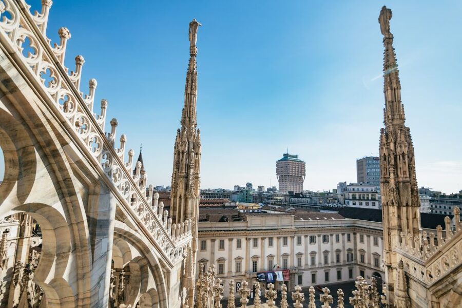 Milan: Duomo Rooftop and Cathedral Guided Tour with Tickets - Meeting at Piazza del Duomo, then getting moving fast