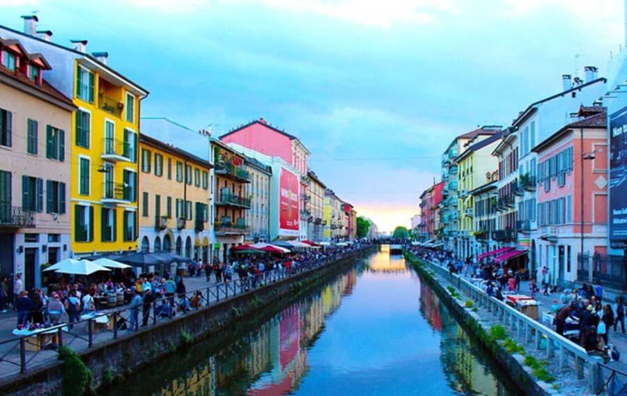 Milan: Navigli Canal Boat Cruise - QR Code Audio That Makes the 50 Minutes Count