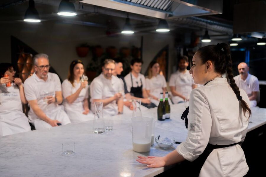 Milan: Pizza or Pasta and Gelato-Making Class with Wine - Group size and instruction style: why it works for couples and families