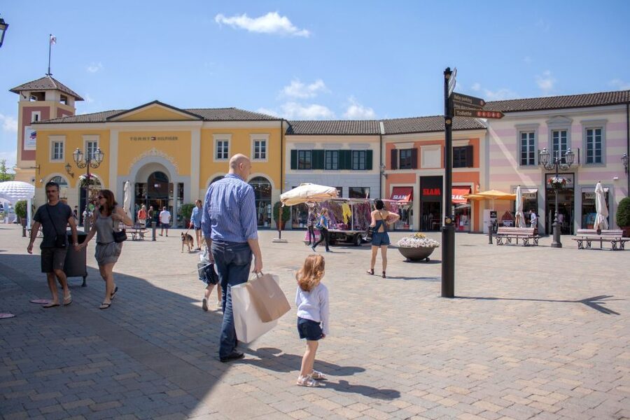 Milan: Serravalle Designer Outlet Roundtrip Bus Transfer - Stop 3: 6 hours at Serravalle Designer Outlet