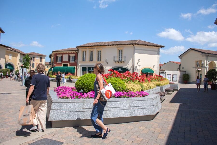 Milan: Serravalle Designer Outlet Roundtrip Bus Transfer - Stop 4: The return bus ride back to Milan