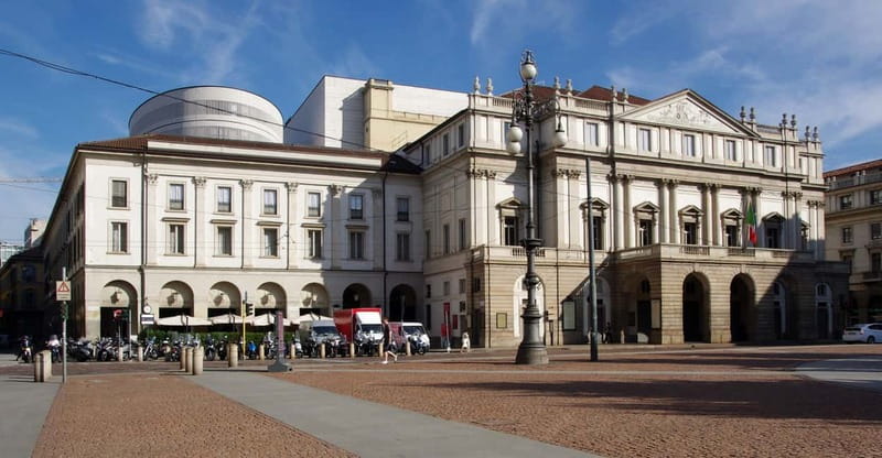 Milan: Skip-the-Line La Scala Museum Tour + Hop On Hop Off - Seeing inside the theatre box: the highlight and the variable