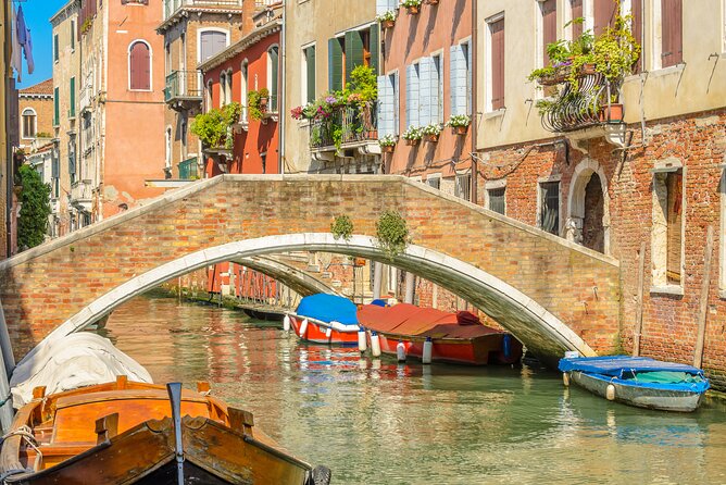Murano & Burano Islands Guided Small-Group Tour by Private Boat - Guides make the difference on this one
