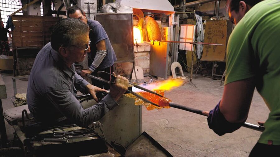 Murano: Glass Blowing Demonstration and Artistic Glass Gift - The 20-minute demonstration: blowing plus sculpture techniques