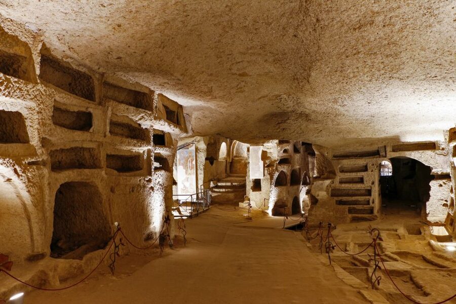 Naples: Catacombs of San Gennaro Entry Ticket & Guided Tour - Upper catacomb art: Pompeian style and early Christian paintings