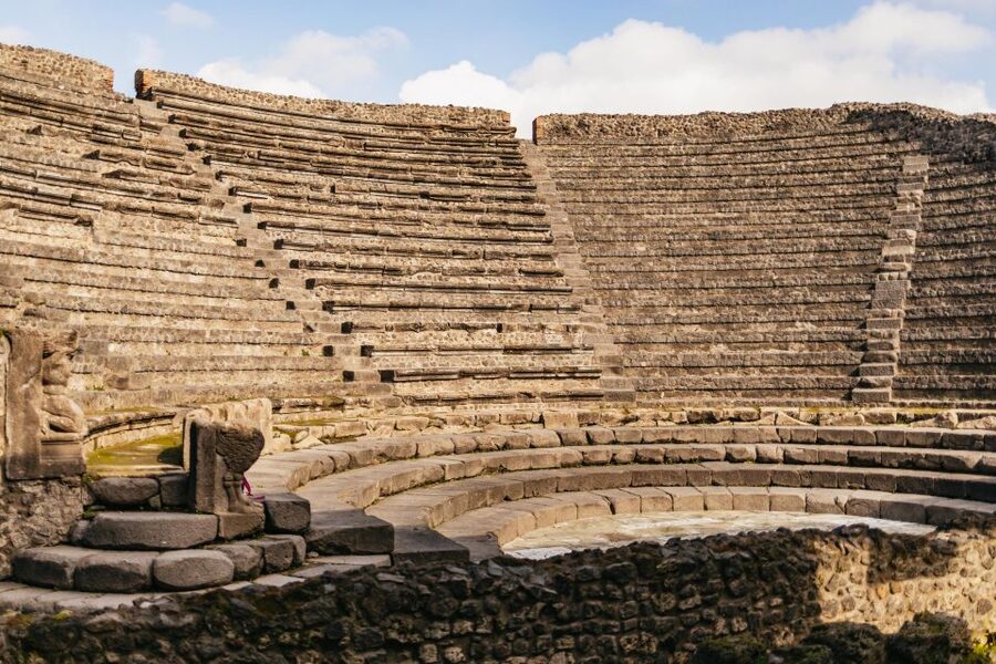 Naples: Pompeii and Mt. Vesuvius with Lunch and Wine Tasting - Lunch and wine tasting in a vineyard with a view
