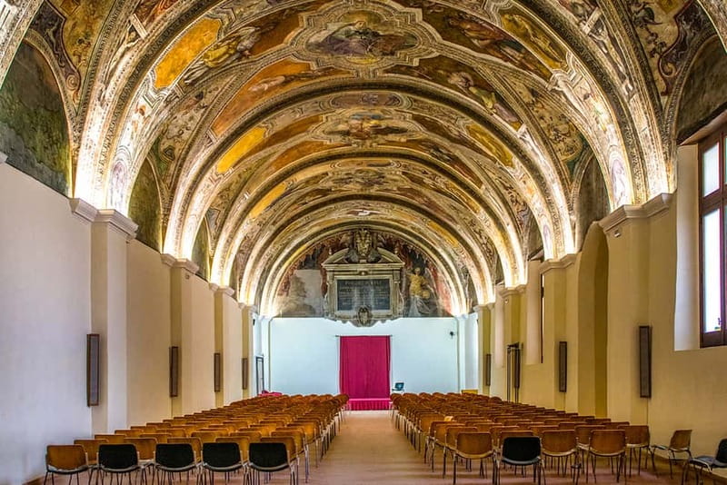 Naples: San Lorenzo Maggiore and Neapolis Sotterrata Ticket - Chapter Hall and cloister: Gothic details you can actually spot