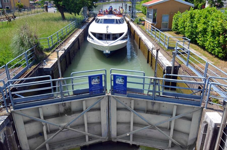 Padua to Venice Boat Cruise of the Brenta Riviera - Locks and swing bridges: the river’s mechanical ballet