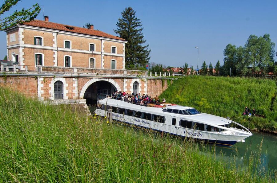 Padua to Venice Boat Cruise of the Brenta Riviera - Malcontenta and Villa Foscari: Palladio, UNESCO, and the lagoon edge