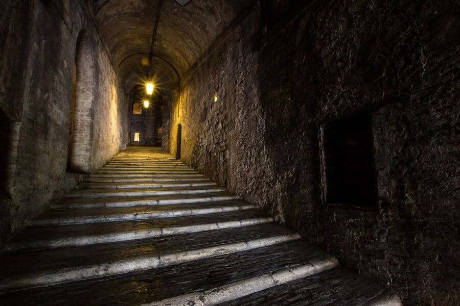 Perugia: Old Town Walking Tour, Piazza IV Novembre - St. Lawrence Cathedral Cloister: The Shortcut to Perugia Sotterranea