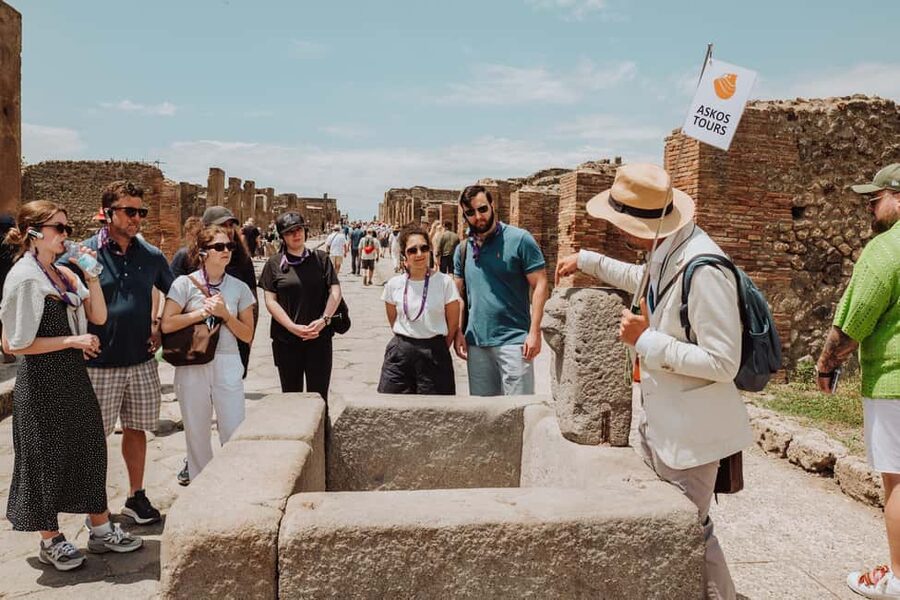 Pompeii and Mount Vesuvius excursion from Naples - Lunch and break time near Pompeii: handy, not perfect