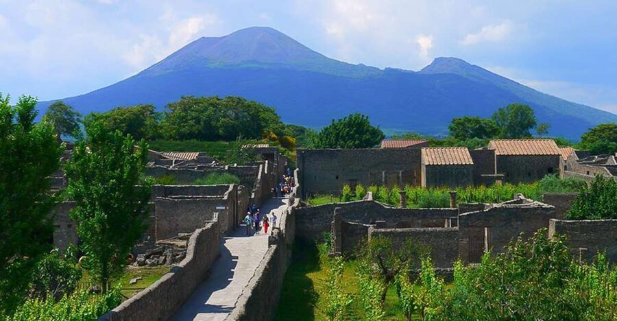 Pompeii and Vesuvius Full-Day Tour from Amalfi Coast - Full-Day Value from the Amalfi Coast: Admissions and expert guidance included