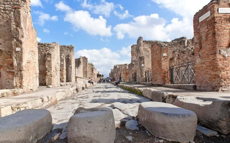 Pompeii: Archeological Tour & Wine Tasting at Mt. Vesuvius - Guides that make or break Pompeii (and the patterns I noticed)