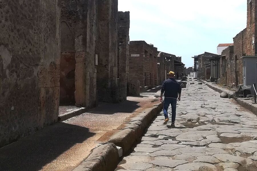 Pompeii: Guided Tour with Archaeologist with max. 12 People - Why an archaeologist guide like Benedetto is the main event