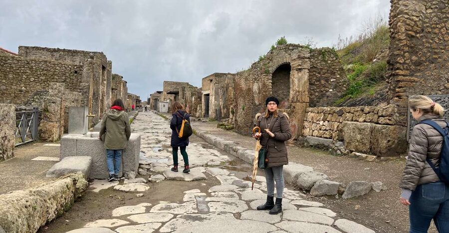 Pompeii: Small-Group Guided Tour with Skip-the-Line Ticket - Getting to Pompeii: Meeting at Piazza Immacolata, Then Moving Fast