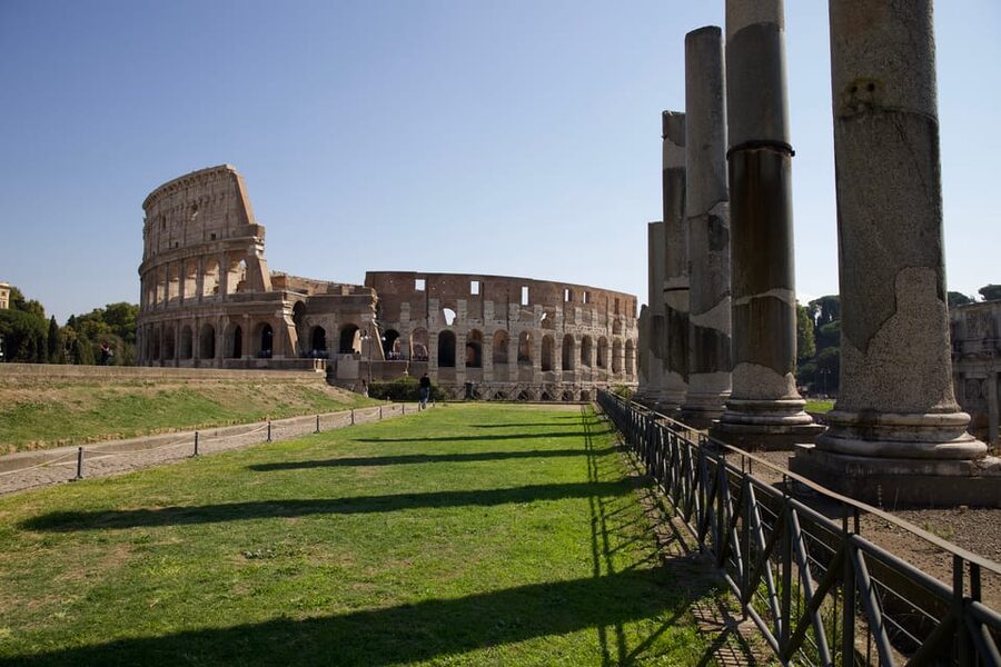 Rome: 1-Hour Fast Colosseum Tour - Photo time before you enter the Colosseum