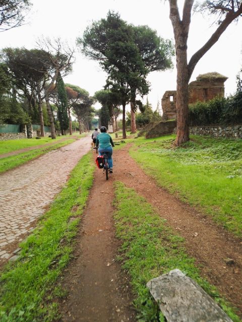 Rome: Appian Way & Catacomb Sunset E-bike Tour with Aperitif - Porta San Sebastiano and the fast start into ancient Rome country