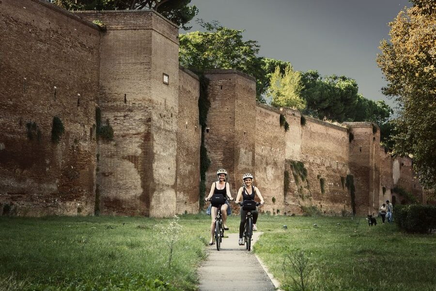 Rome: Appian Way, Catacombs, & Roman Aqueducts E-bike Tour - Catacombs of Rome: guided time underground vs a quick stop