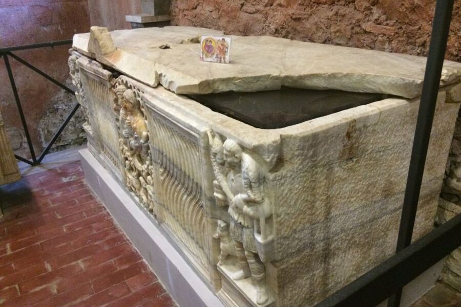 Rome: Catacombs of St. Sebastian Entry Ticket & Guided Tour - Reading the Walls: Niches, Mausoleums, and Graffiti