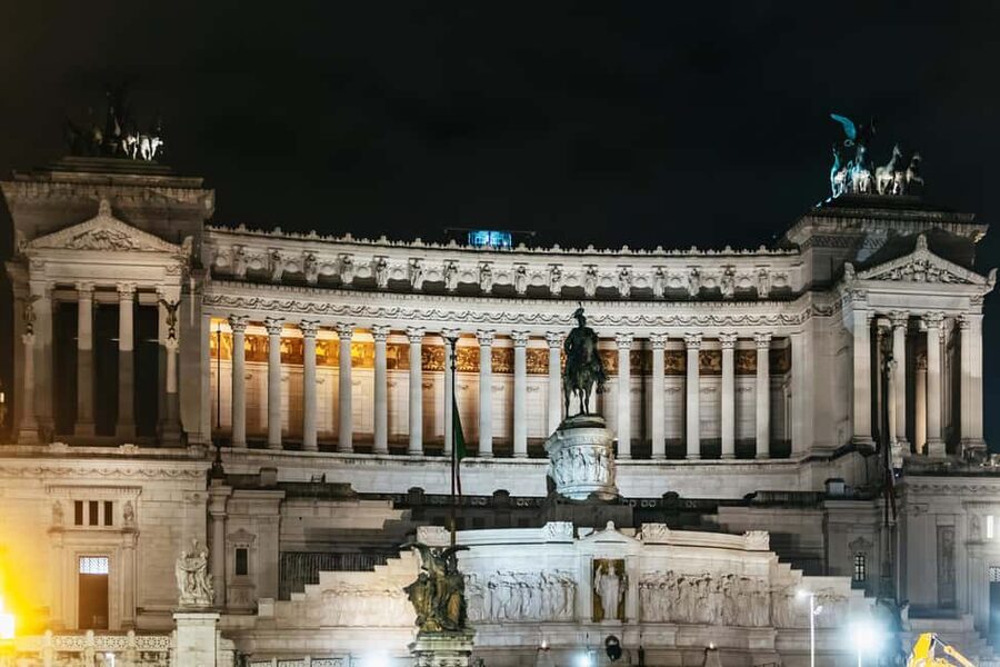 Rome: City Highlights Moonlight Walking Tour - The Colosseum in moonlight, seen the smart way