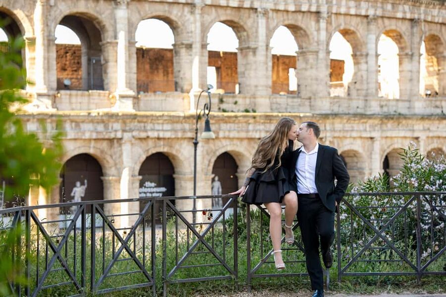 Rome: Colosseum Private Photoshoot - Posing help that keeps things natural