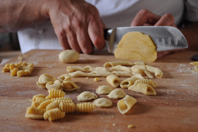 Rome Cooking Class: Make Pizza and Pasta with Wine & Dessert - The part that can make or break your evening: Laurentina and timing