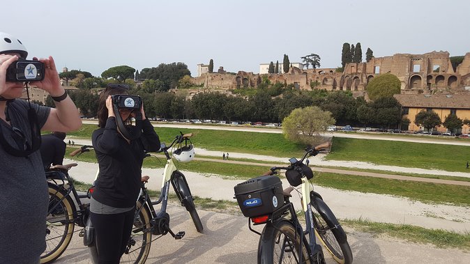 Rome: Highlights Bike Tour - Trevi Fountain time: the largest Baroque fountain shot right