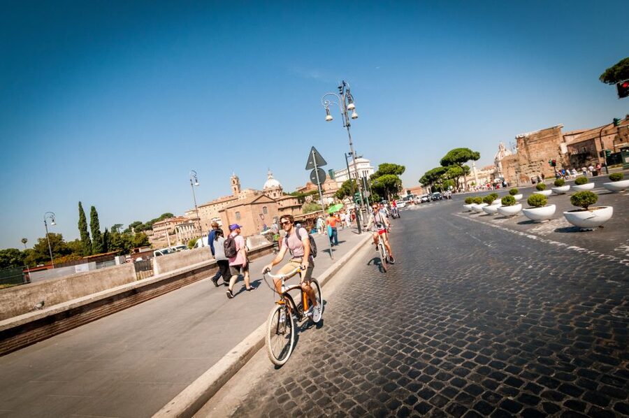Rome: Highlights Bike Tour - Colosseum area overview: rolling near the ancient heart
