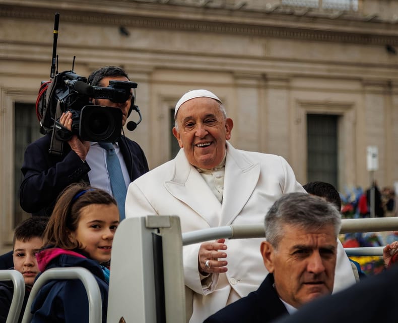 Rome: Papal Audience Tour With Reserved Access - What the guided briefing adds before the Pope arrives