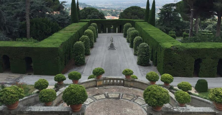 Rome: Pontifical Villa Gardens at Castel Gandolfo Minibus - Garden stories that make the place feel personal
