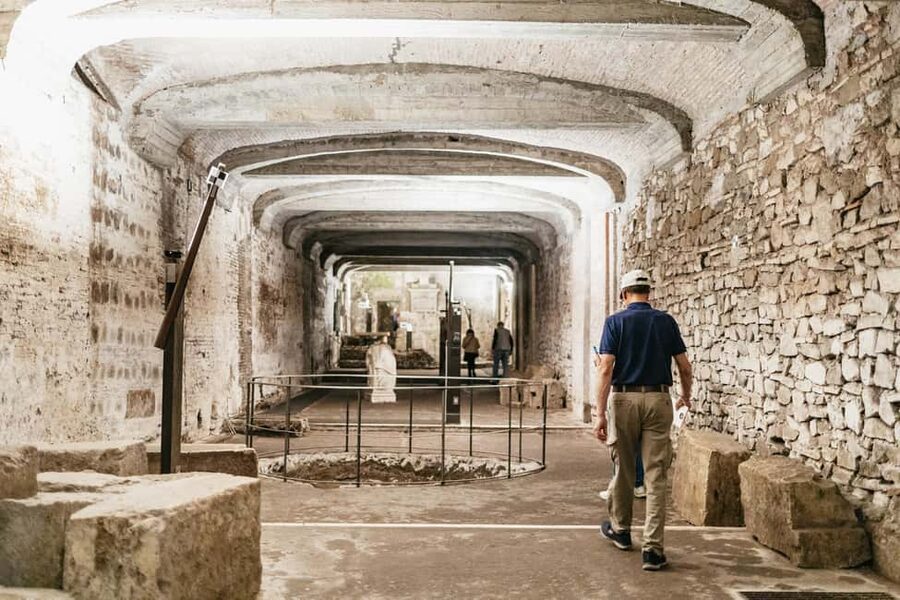 Rome: San Clemente Underground and Basilica Guided Tour - The first descent: the 4th-century basilica you can almost feel