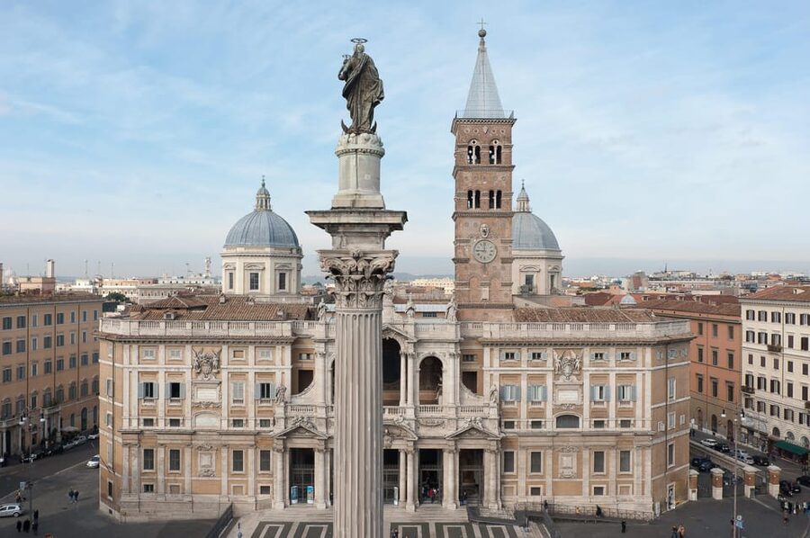 Rome: Santa Maria Maggiore Upper Areas Skip-the-Line Ticket - The Hall of the Popes: portraits, memorabilia, and royal connections