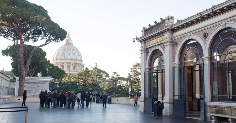 Rome: Skip the line Vatican Museums & Sistine Chapel Tour - Gallery of Maps and Gallery of Tapestries: Seeing the Vatican Like a Detective