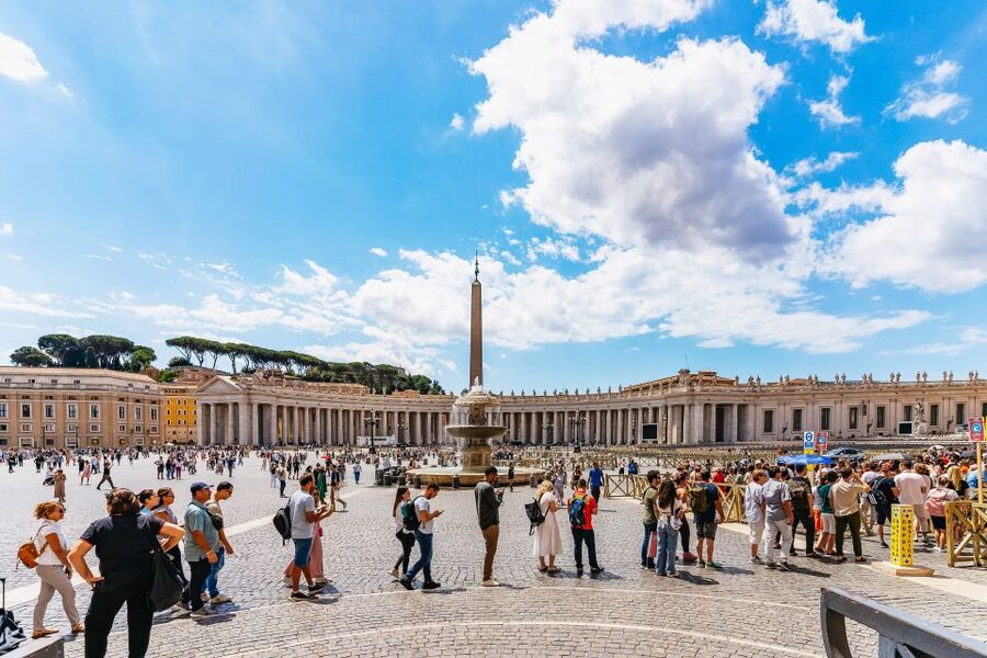 Rome: St. Peter's Basilica, Square and Grottoes Guided Tour - Vatican Grottoes: the slow moment under the big stage