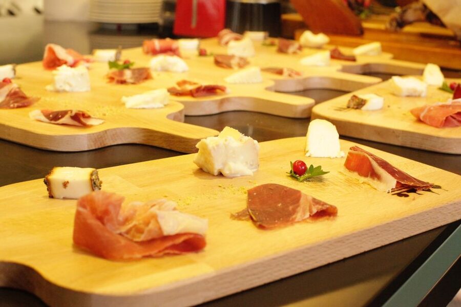 Rome: Trastevere Guided Food and Wine Tour with 20+ Tastings - Guides You Might Get: Names That Keep Coming Up