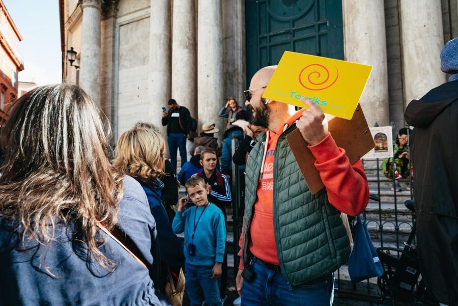 Rome: Trevi Fountain and Underground Guided Tour - The surface tour, what you’ll actually notice in 20 minutes