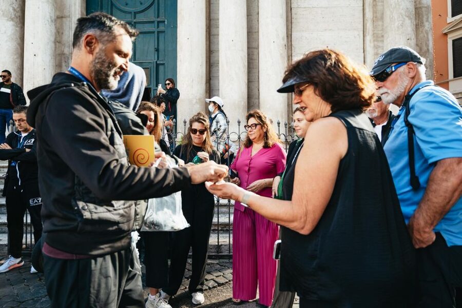 Rome: Trevi Fountain and Underground Guided Tour - Meeting point at the Santi Vincenzo e Anastasio Church, with a simple way to find the group