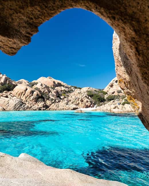 Sardegna: Tavolara Boat Tour with Snorkeling - Orecchio di Ulisse and Grotta della madonnina cave moment