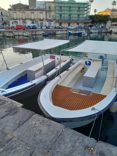 Siracusa: Ortigia Boat Tour with Marine Grotto - Umbertino Bridge, Foro Italico yachts, and port views you can’t re-create